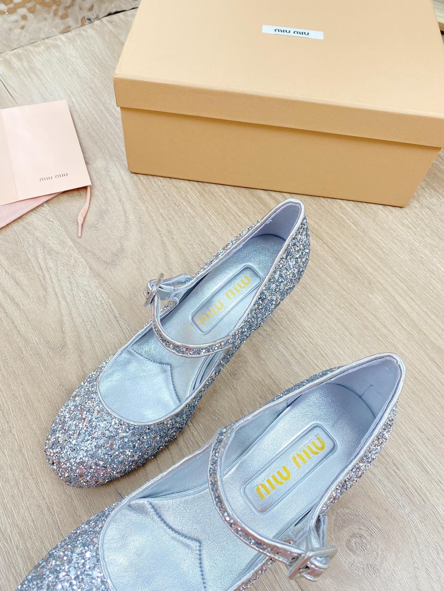 Новинка весны 2023 года от Miu Miu - Туфли на массивном каблуке Greta из лакированной кожи - Серебристые