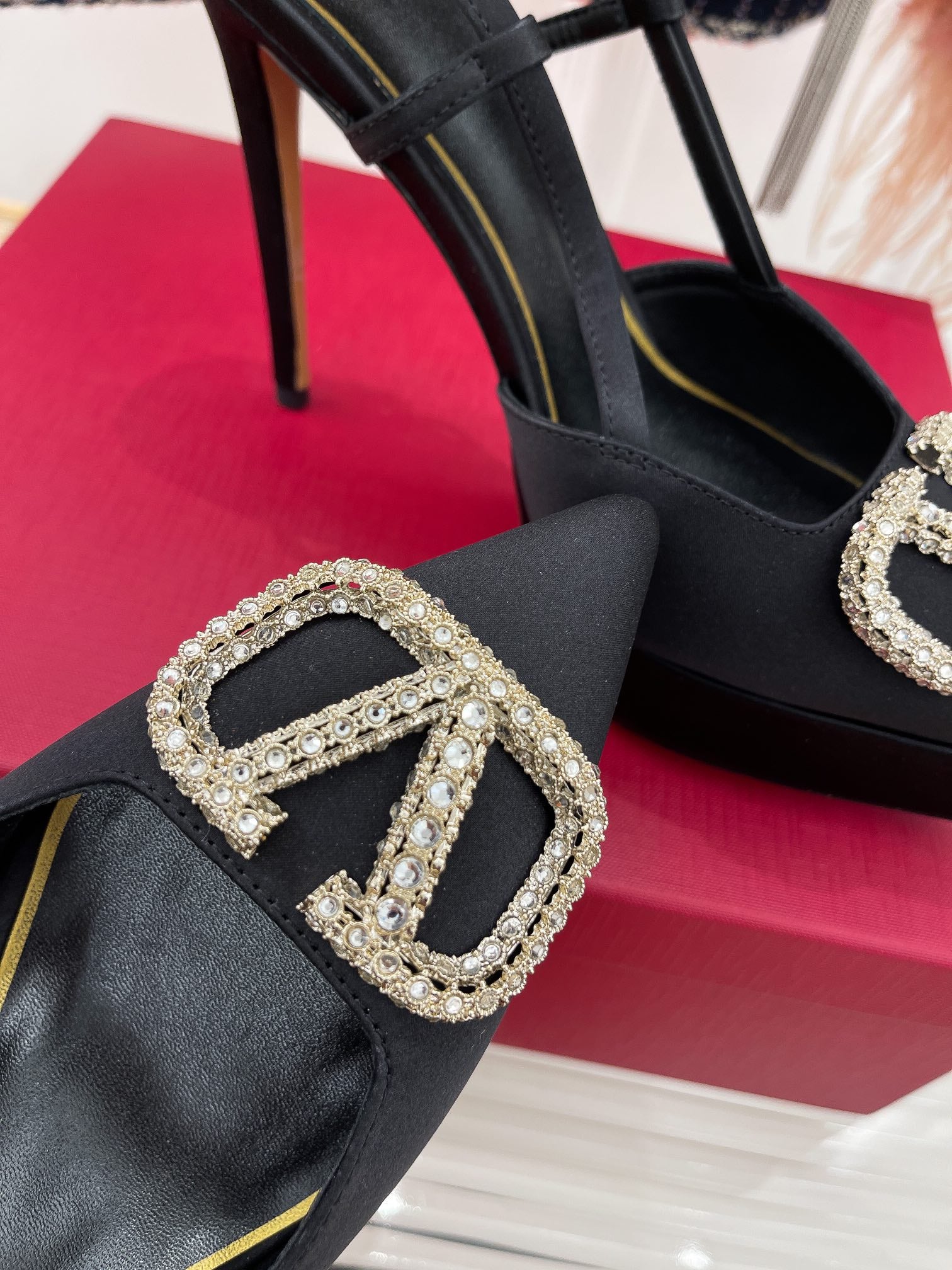 Новинка сезона весна/лето 2023 от Valentino - Босоножки на высоком каблуке с V-образным вырезом - 11 см - Черные