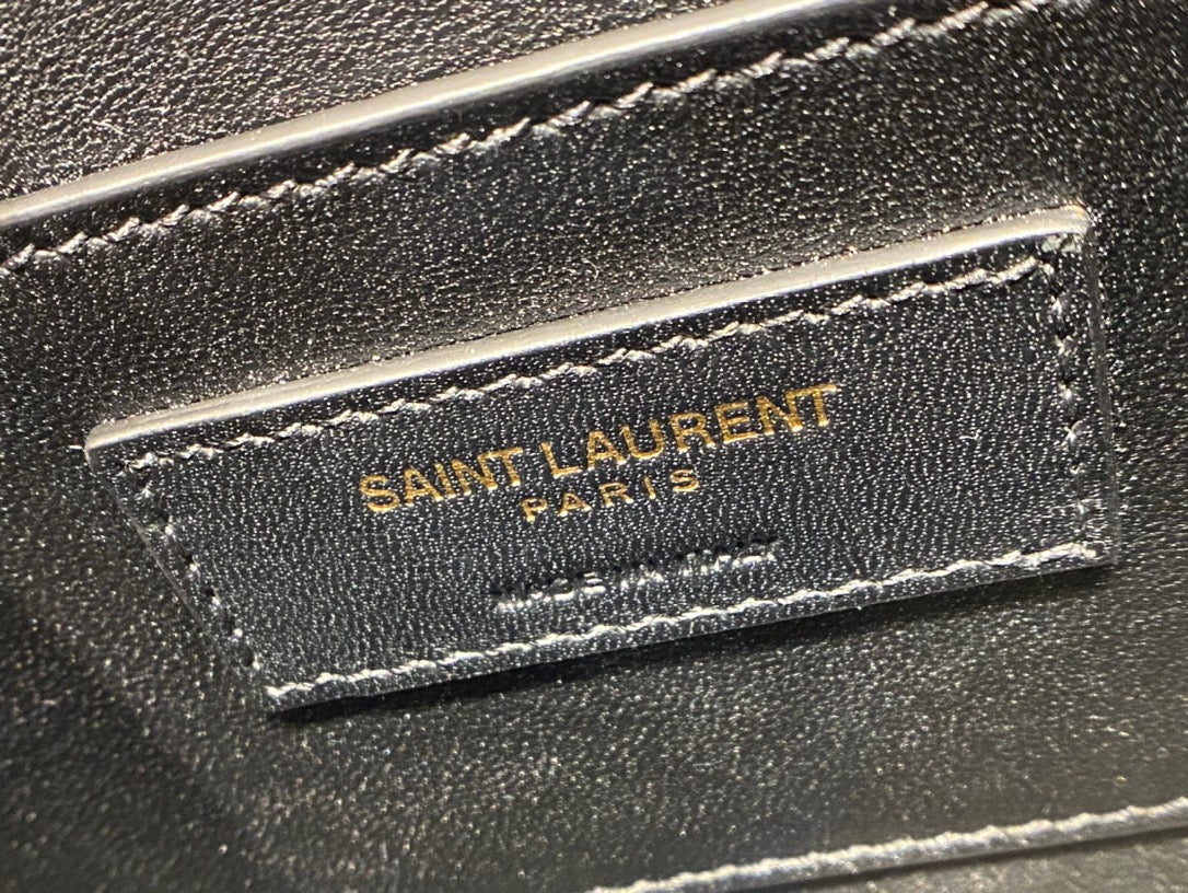 Сумка YSL Solferino Tofu Bag - белая - 18 см - На фото: На мне