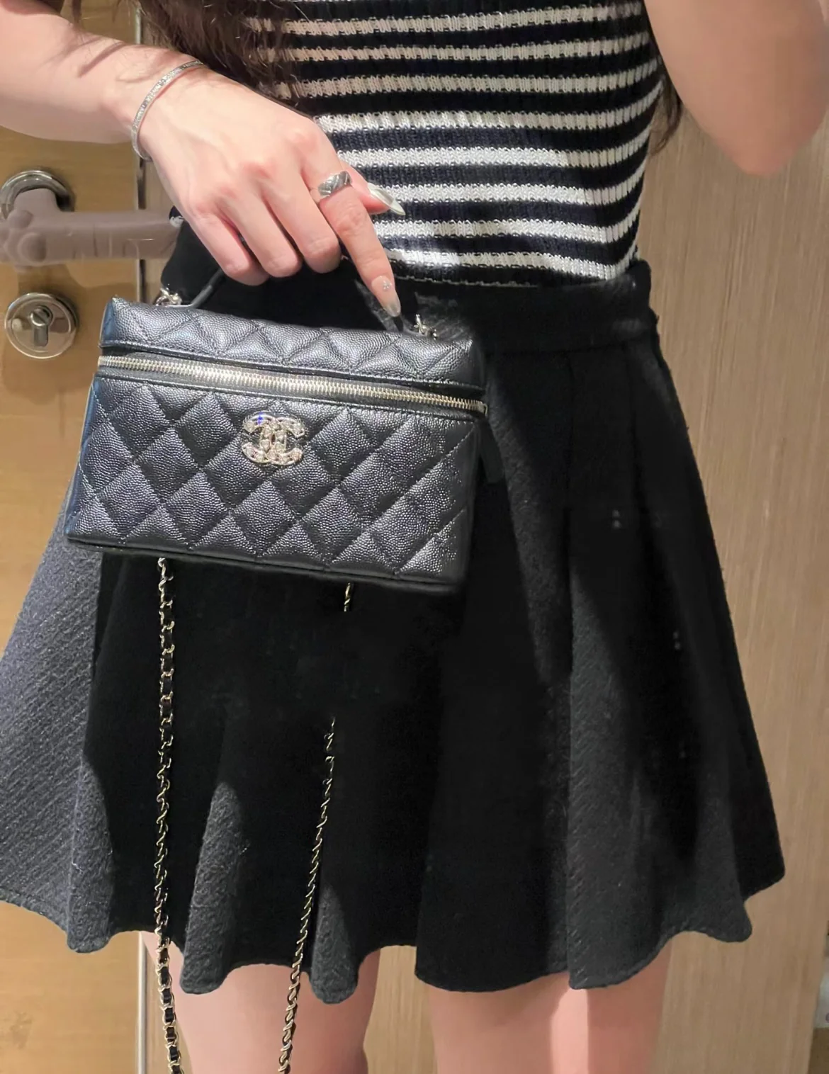 Сумка-бенто Chanel 25p-LP с застежкой в ??форме сердца, украшенной бриллиантами — черная.