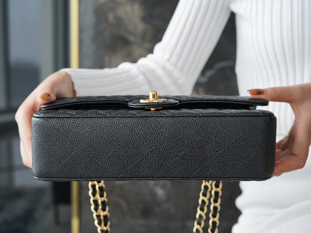 Классическая сумка Chanel с клапаном - 25 см