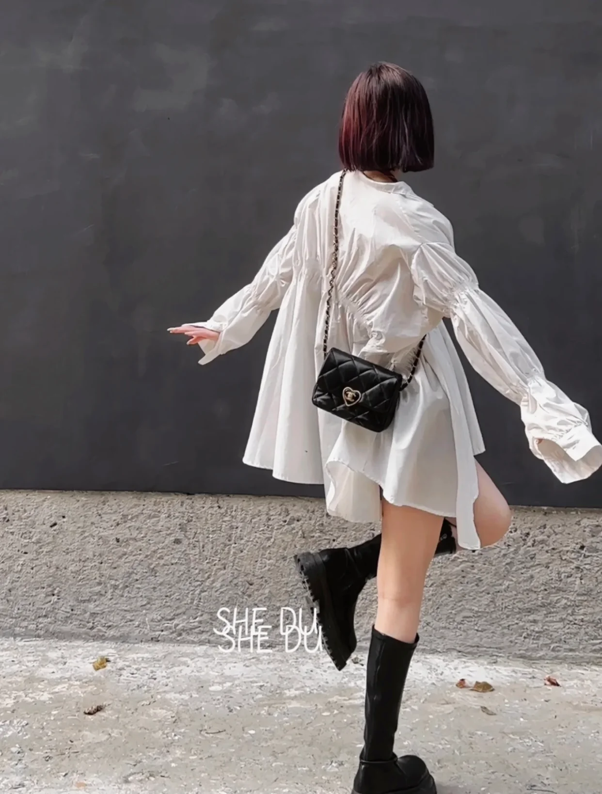 Новинка сезона весна/лето 2023 от Chanel - сумка с эмалированной пряжкой в ??форме сердца - черная - маленький размер - фотографии на сумке