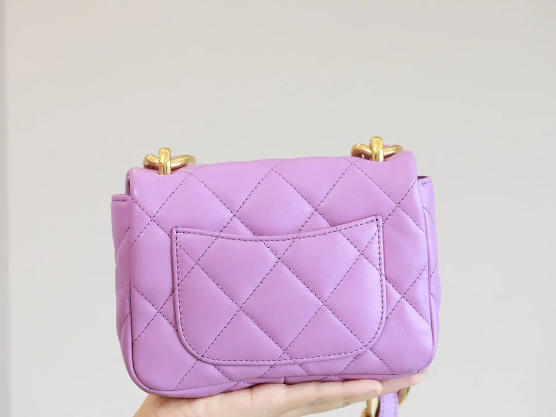 Винтажная сумка-мессенджер Chanel под мышкой - 2 шт.