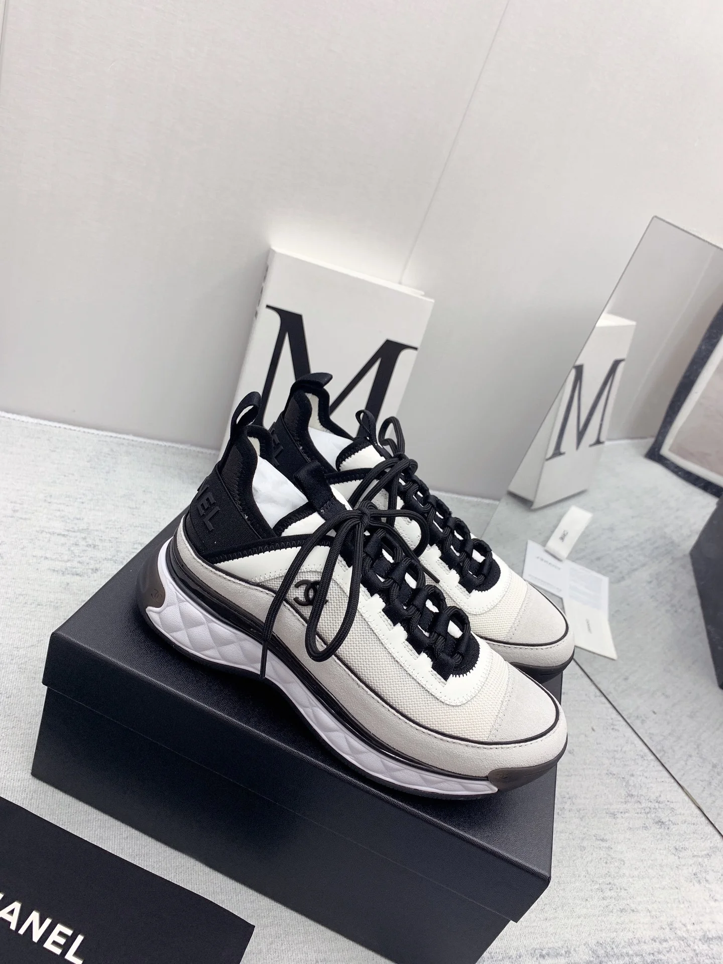 Новинка сезона осень/зима 2021 от Chanel - кроссовки с ромбовидным узором - белые и черные.