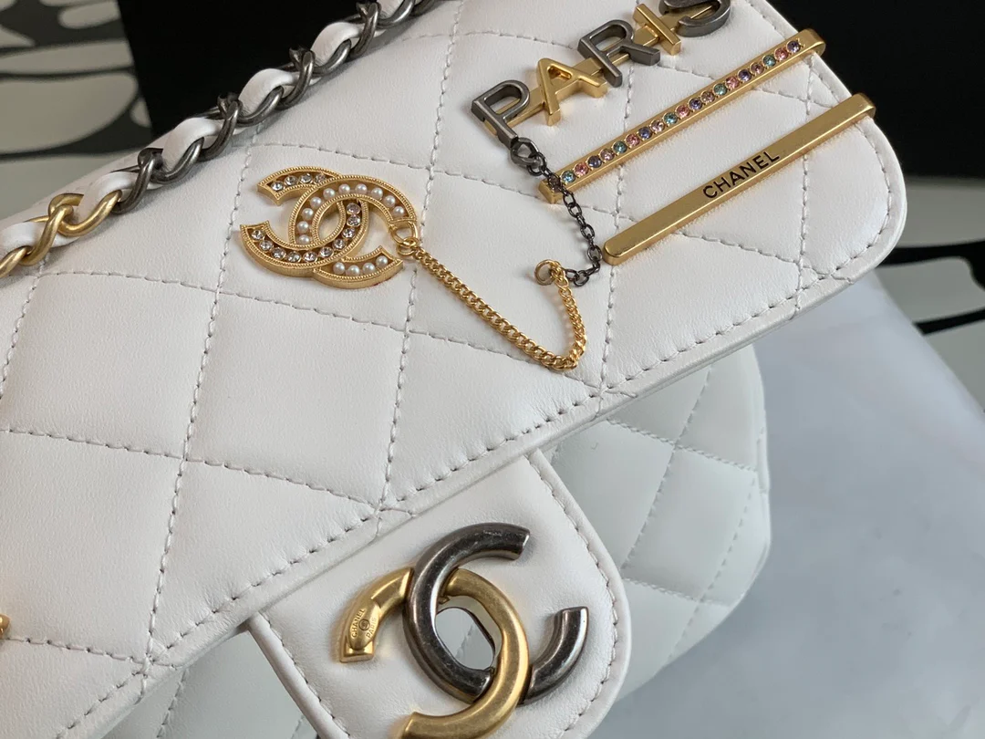 Новинка сезона осень/зима 2022 от Chanel - сумка с клапаном и значком - 22 см