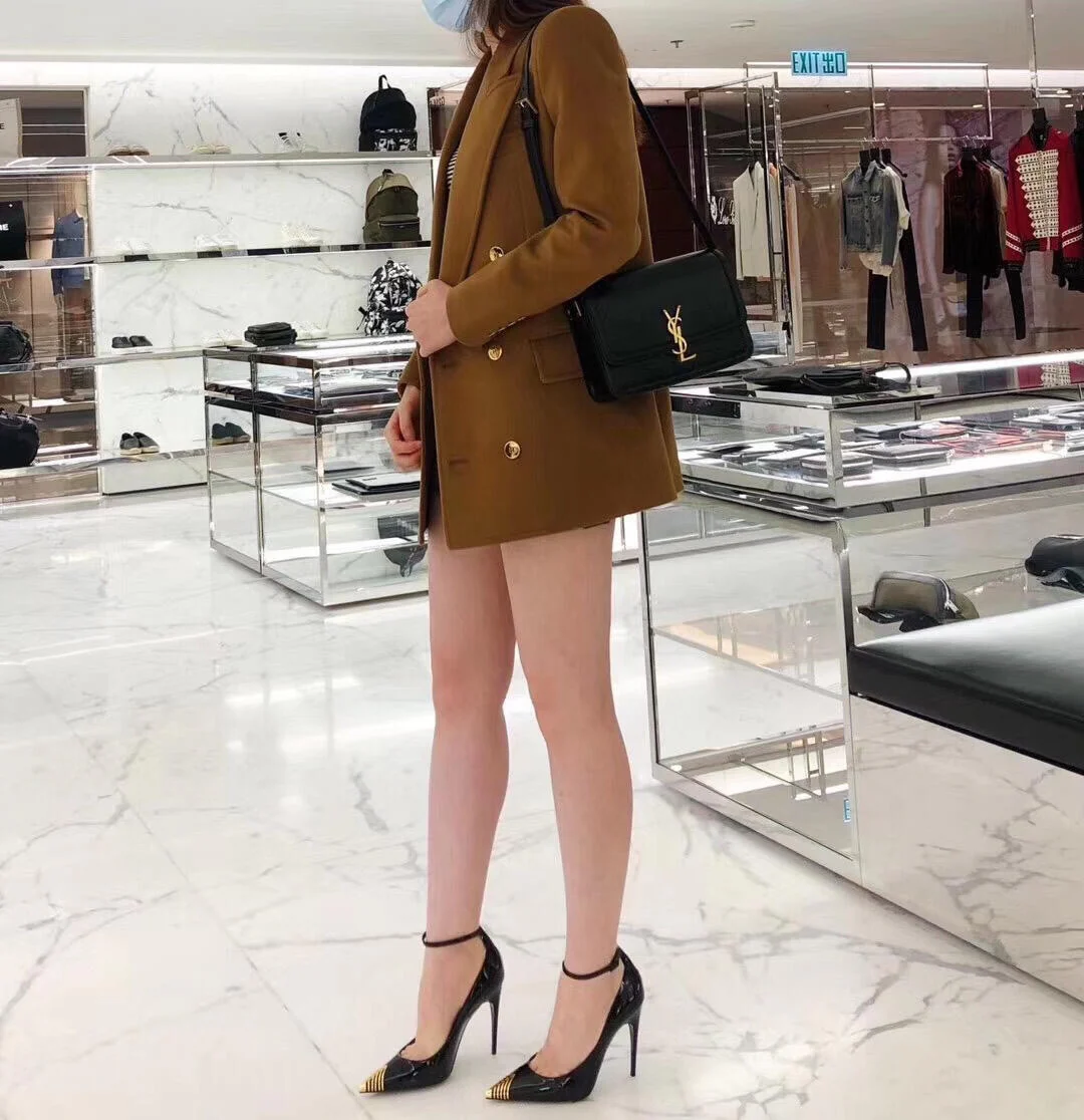 Сумка YSL Solferino Tofu Bag - Черная - 23 см - На фото: В образе.