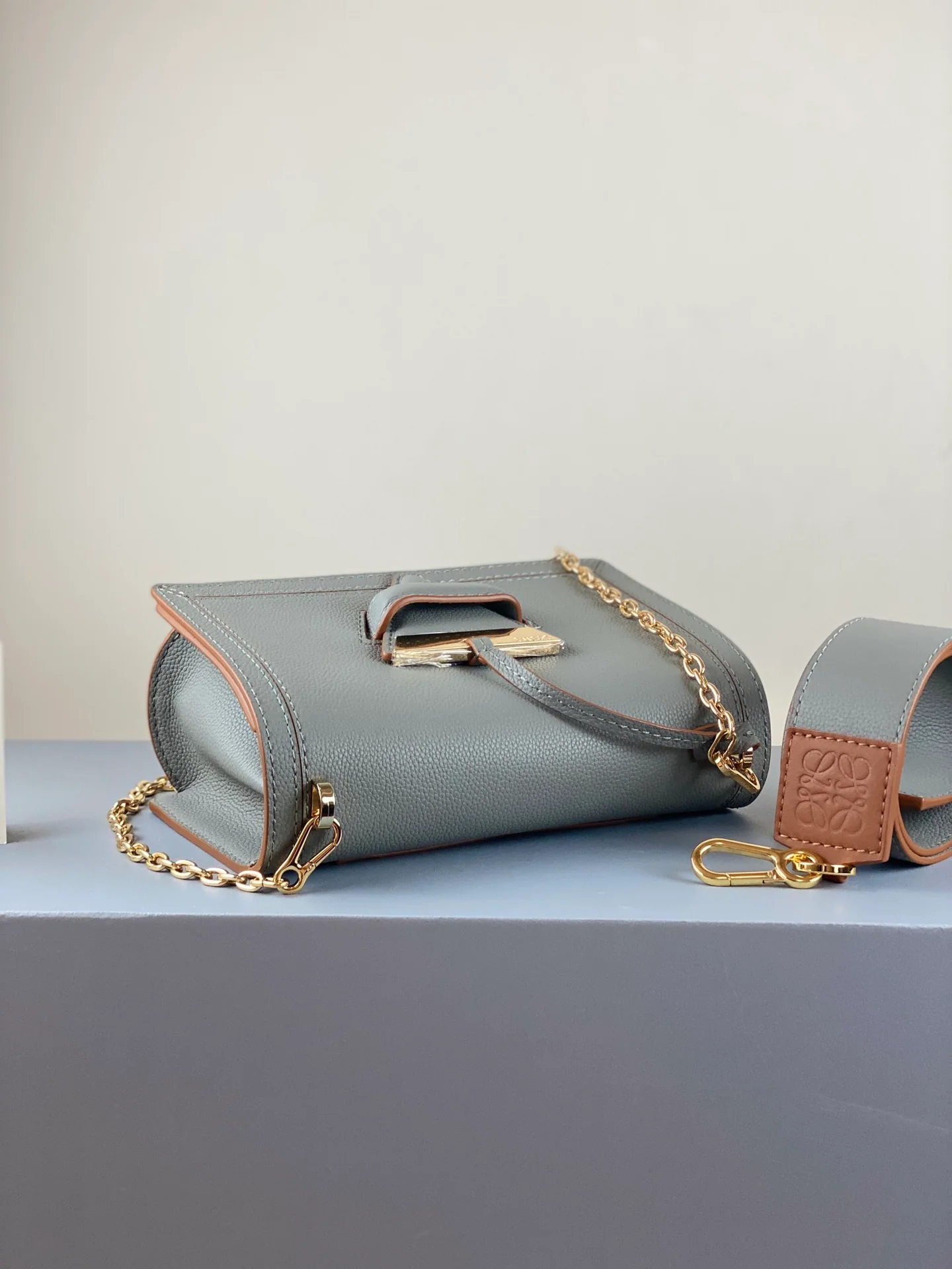 Новая версия сумки Loewe 2020 года - Треугольная сумка - Мягкая зернистая кожа - Телячья кожа