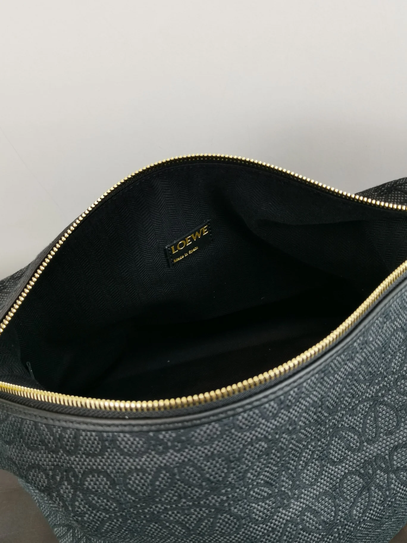 Сумка-ланчбокс Loewe-cubi - сумка из вышитой ткани.