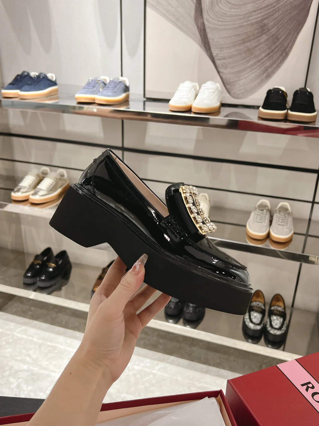 Лоферы RV-2024 с пряжкой и стразами - черные