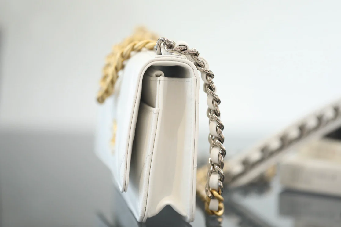 Chanel - Коллекция 19 WOC - Белая овечья кожа с золотой пряжкой