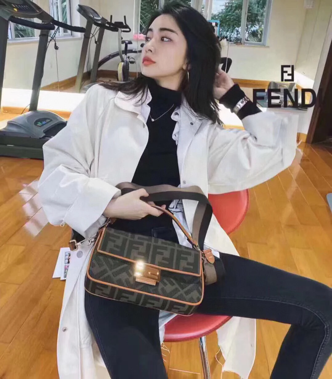 Сумка Fendi Baquette - вышивка из выстиранного денима.