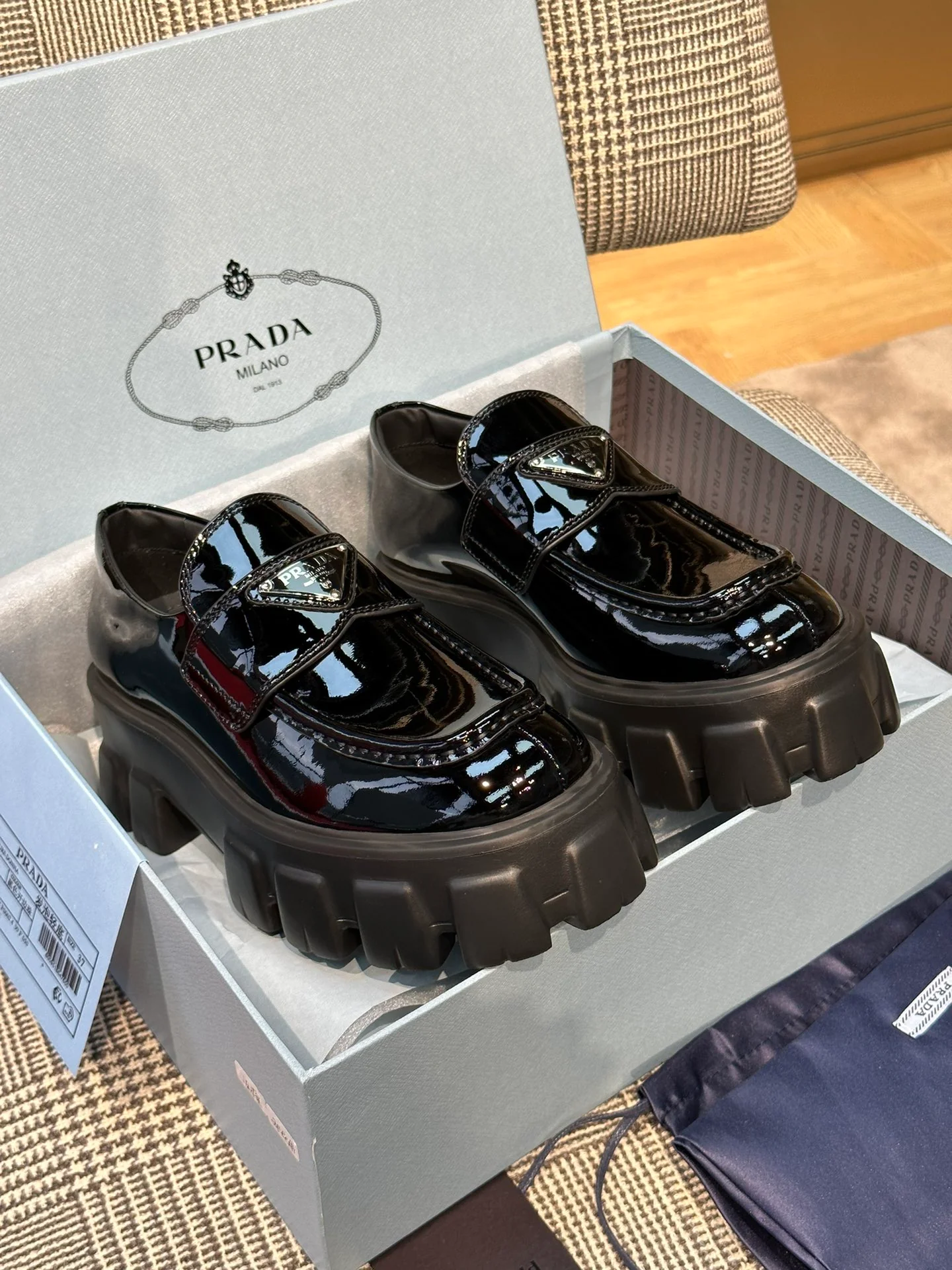 Лоферы на платформе Prada 2024 - черные