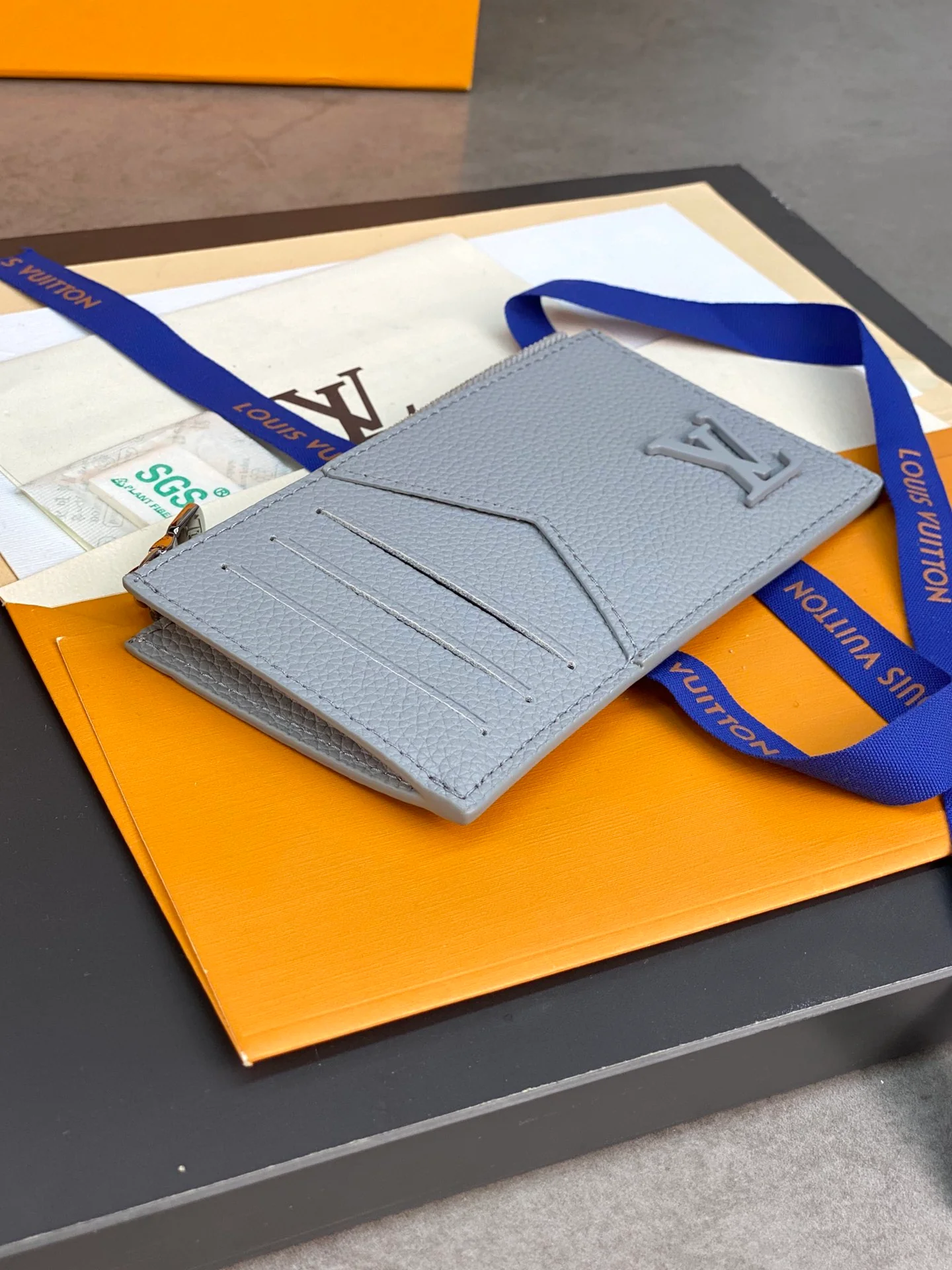 LV-m82068-держатель для монет и карт-серый