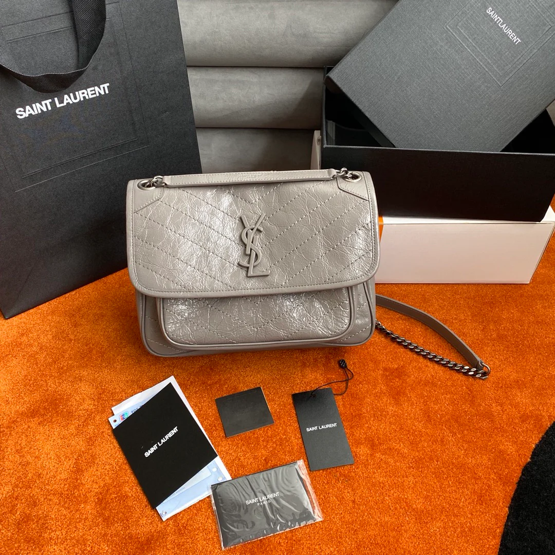 Сумка-мессенджер YSL Niki серого цвета с серебряной цепочкой, из кожи, покрытой телячьей кожей, 28 см.