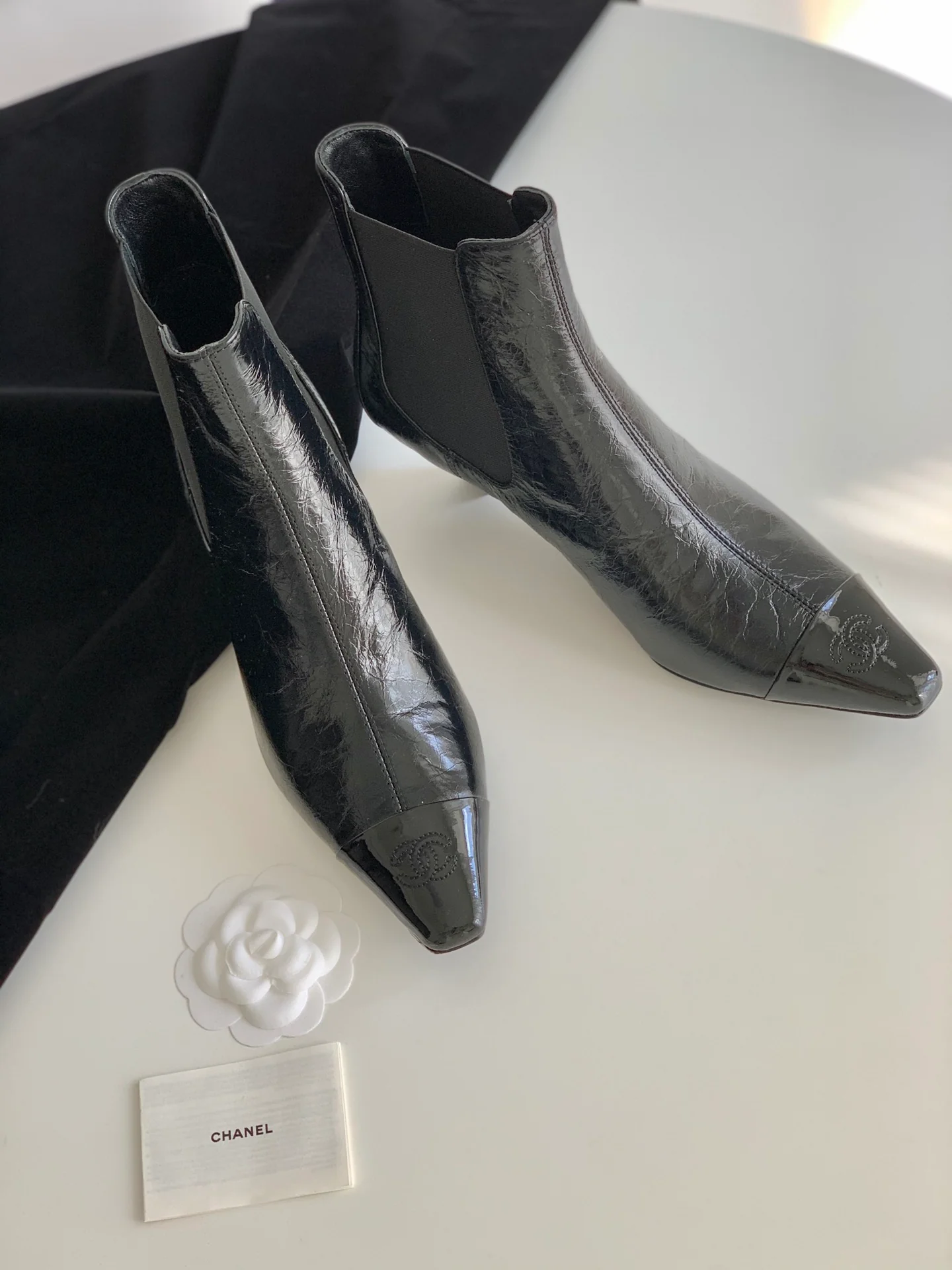 Новинка сезона осень/зима 2023 от Chanel - Ботильоны из овечьей кожи с квадратным носком и массивным каблуком - Матовый черный