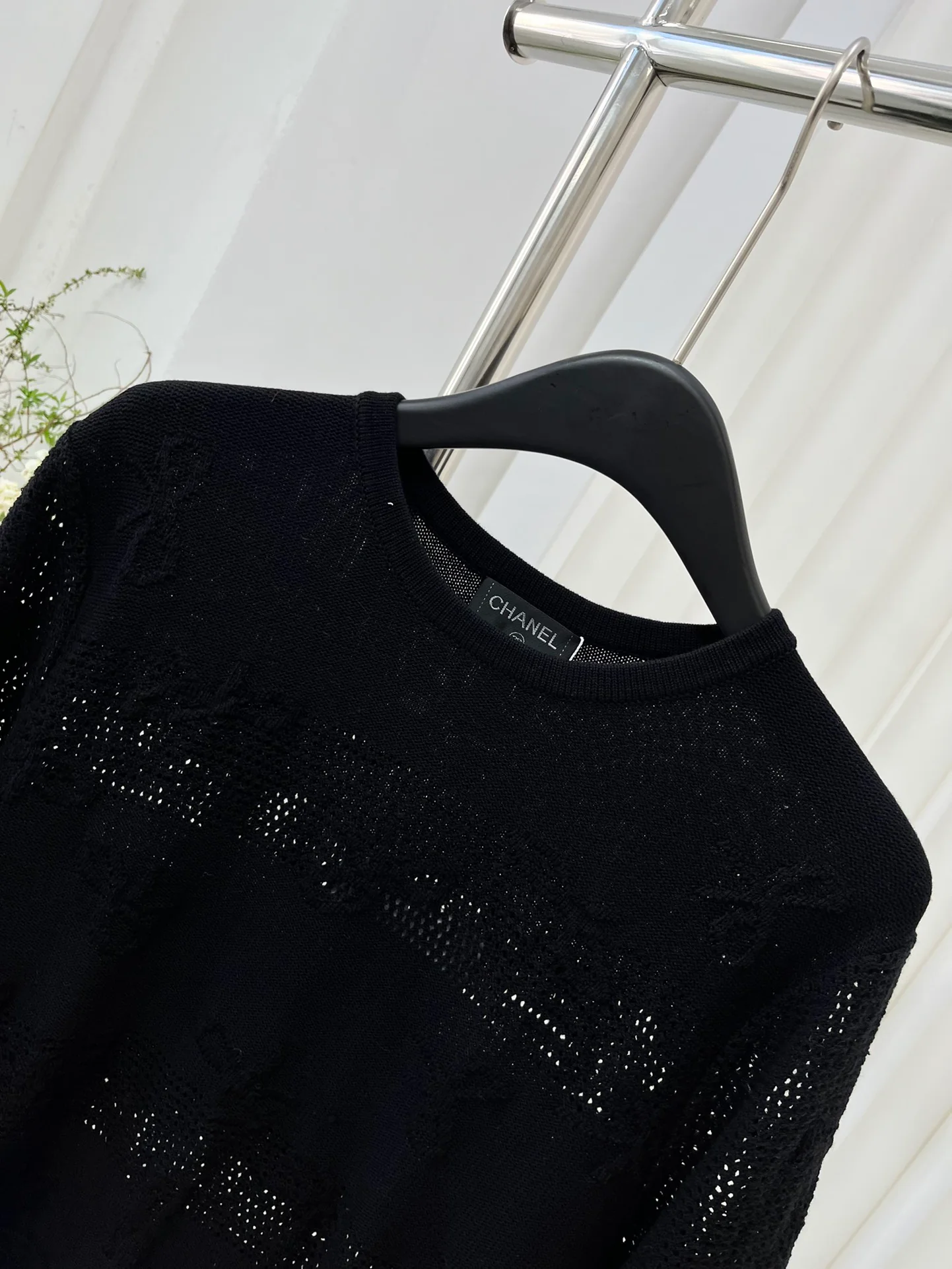 Chanel 2403 - Ажурная трикотажная футболка с коротким рукавом - Черная