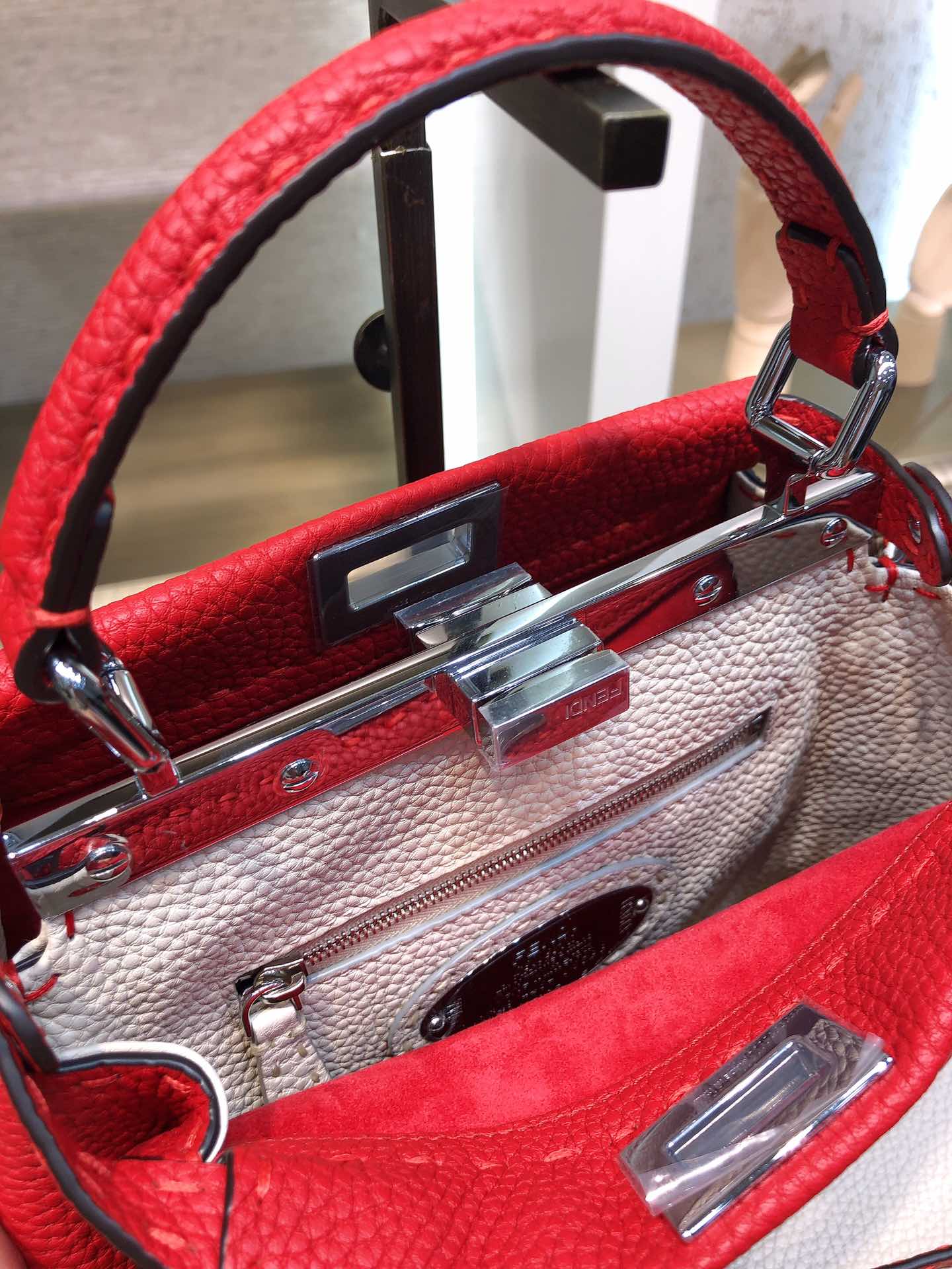 Красная мини-сумка Fendi Peekaboo Selleria