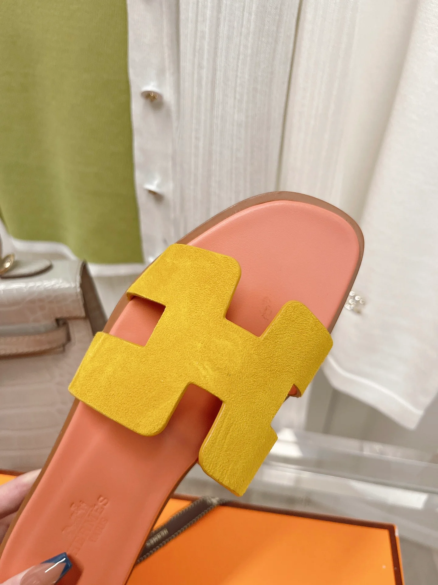 Новинка 2022 года от Hermes - Итальянские тапочки H из оленьих рогов - Розовые и желтые