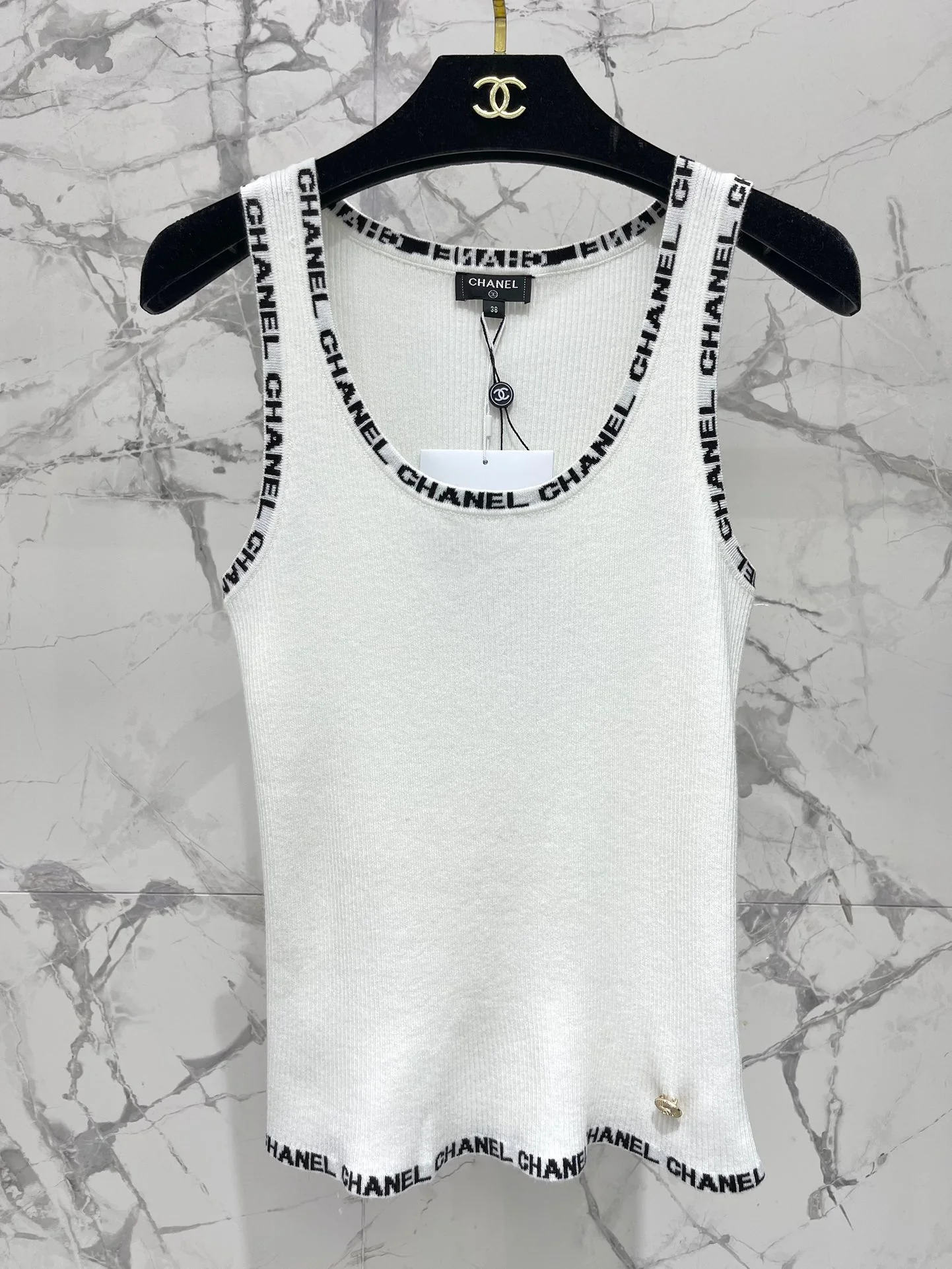 Chanel 2403-24 Летняя новая модель, металлическая пряжка, вышивка букв, шикарная повседневная вязаная майка - белая