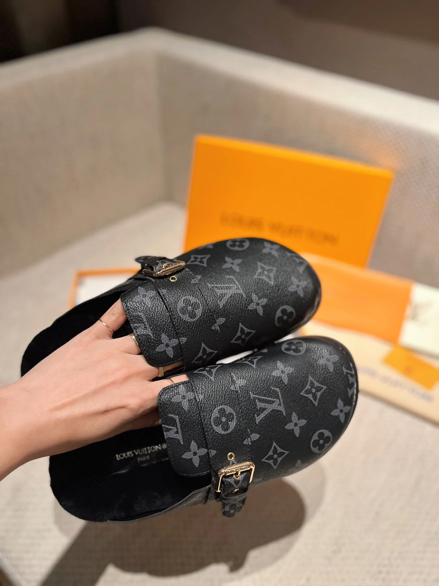 LV - Новинка сезона осень/зима 2022 - Меховые тапочки Birkenstock - Черные