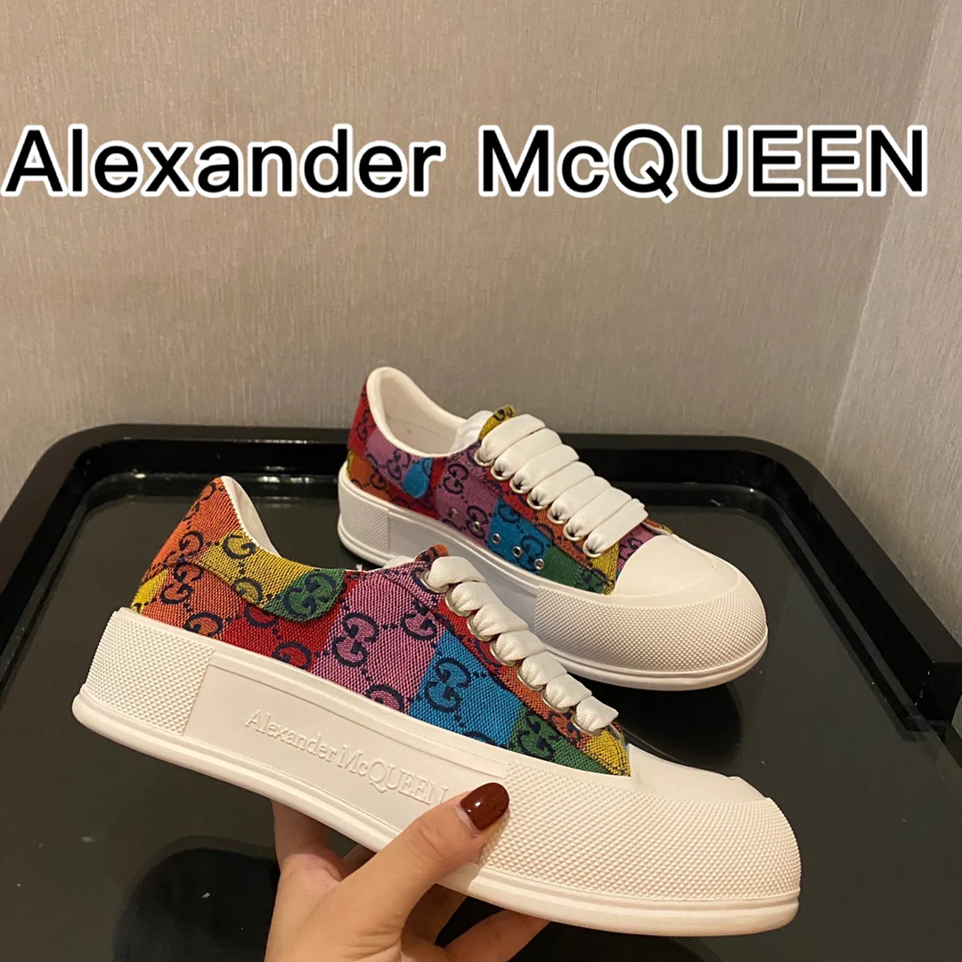 Кроссовки на платформе из парусины, созданные в сотрудничестве McQueen и G, в различных цветах.