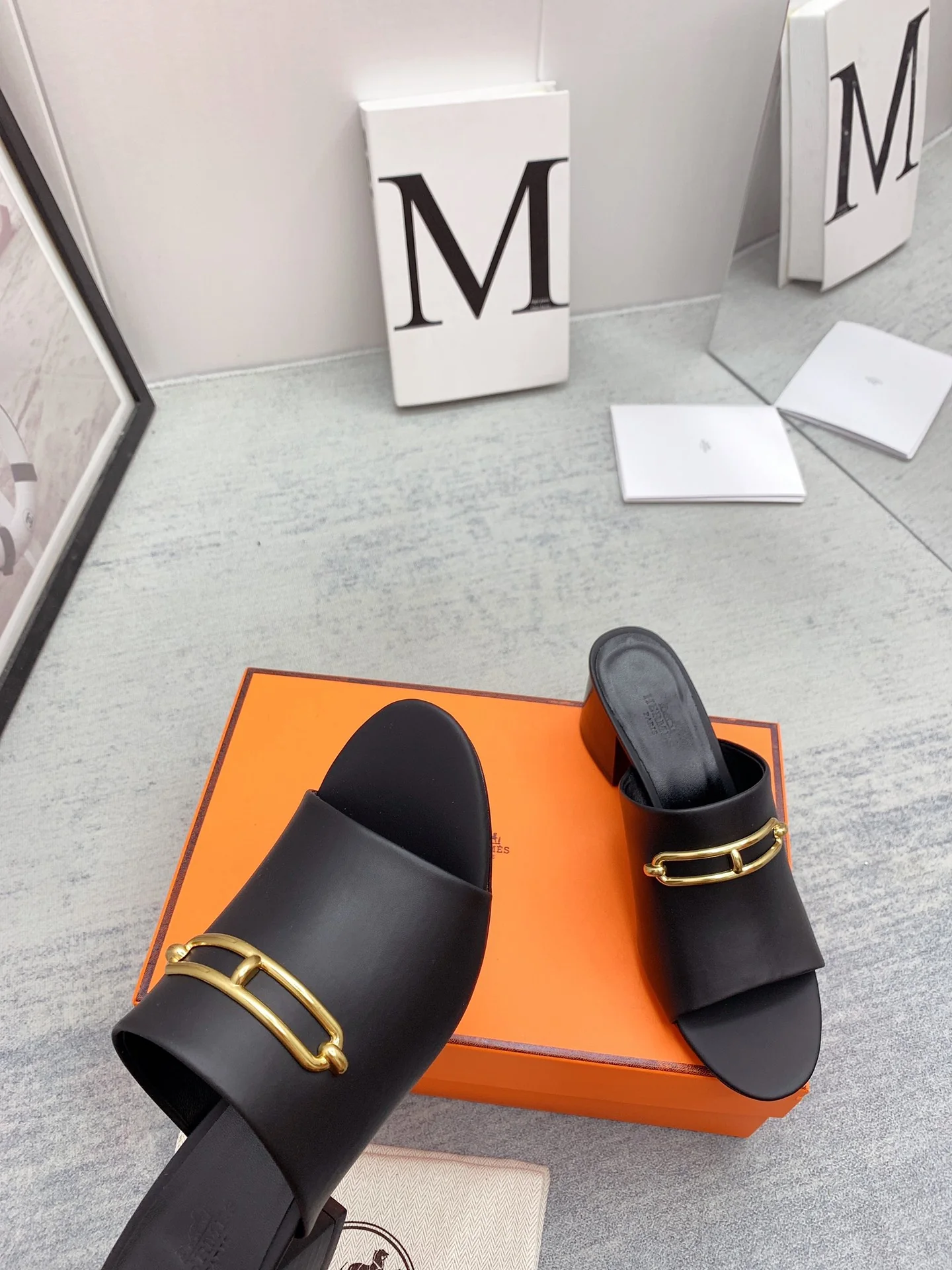 Новинка сезона весна/лето 2022 от Hermes - Высококачественные сандалии на массивном каблуке - 1