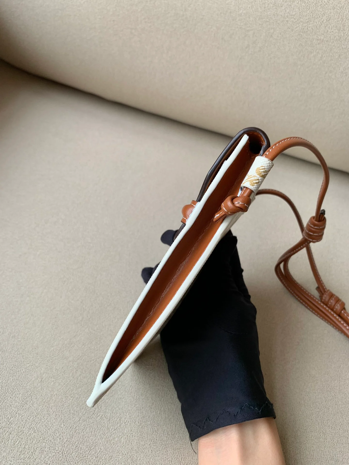 Celine 标志印花羊皮革翻盖手机包