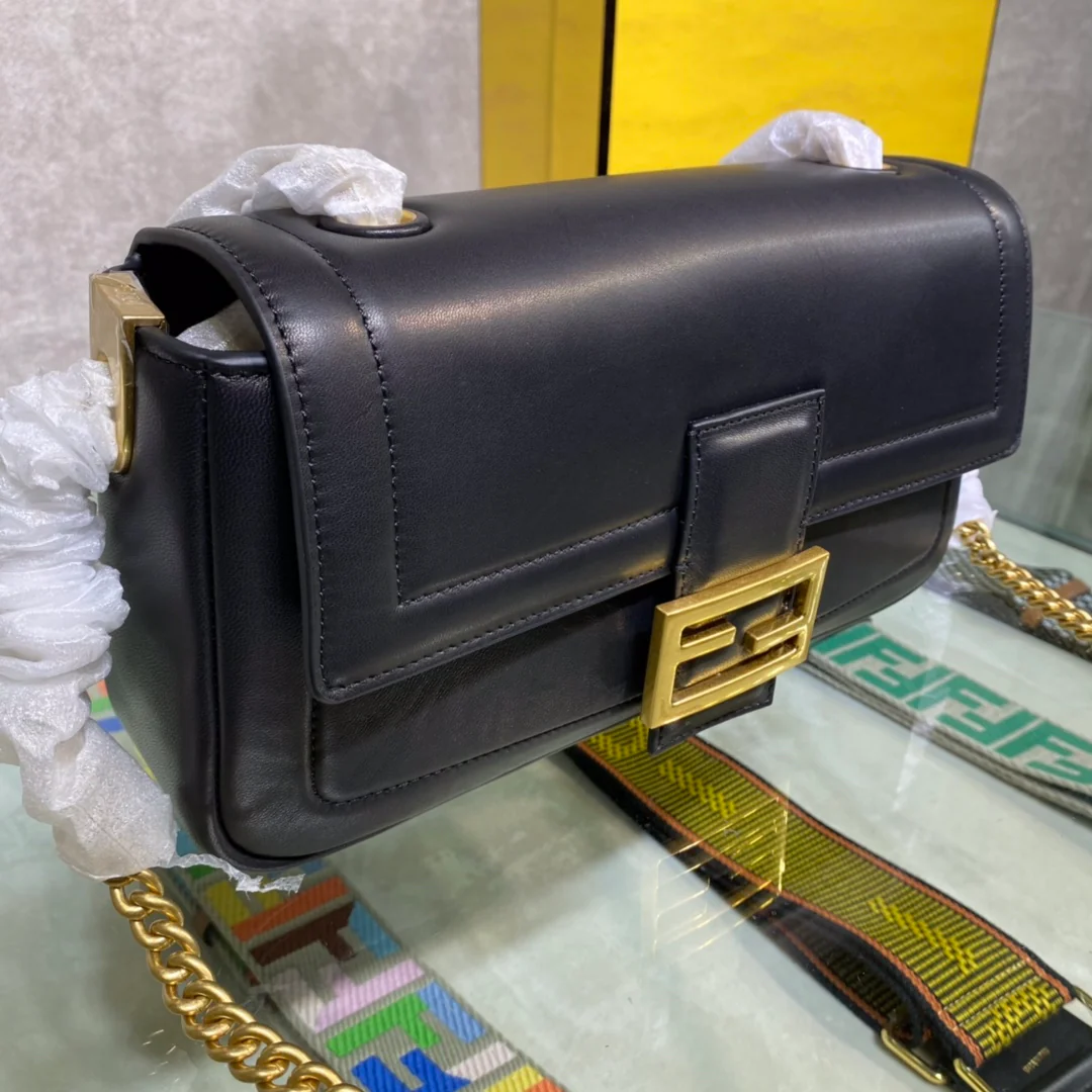 Сумка-багет Fendi Baguette средней длины из черной кожи.