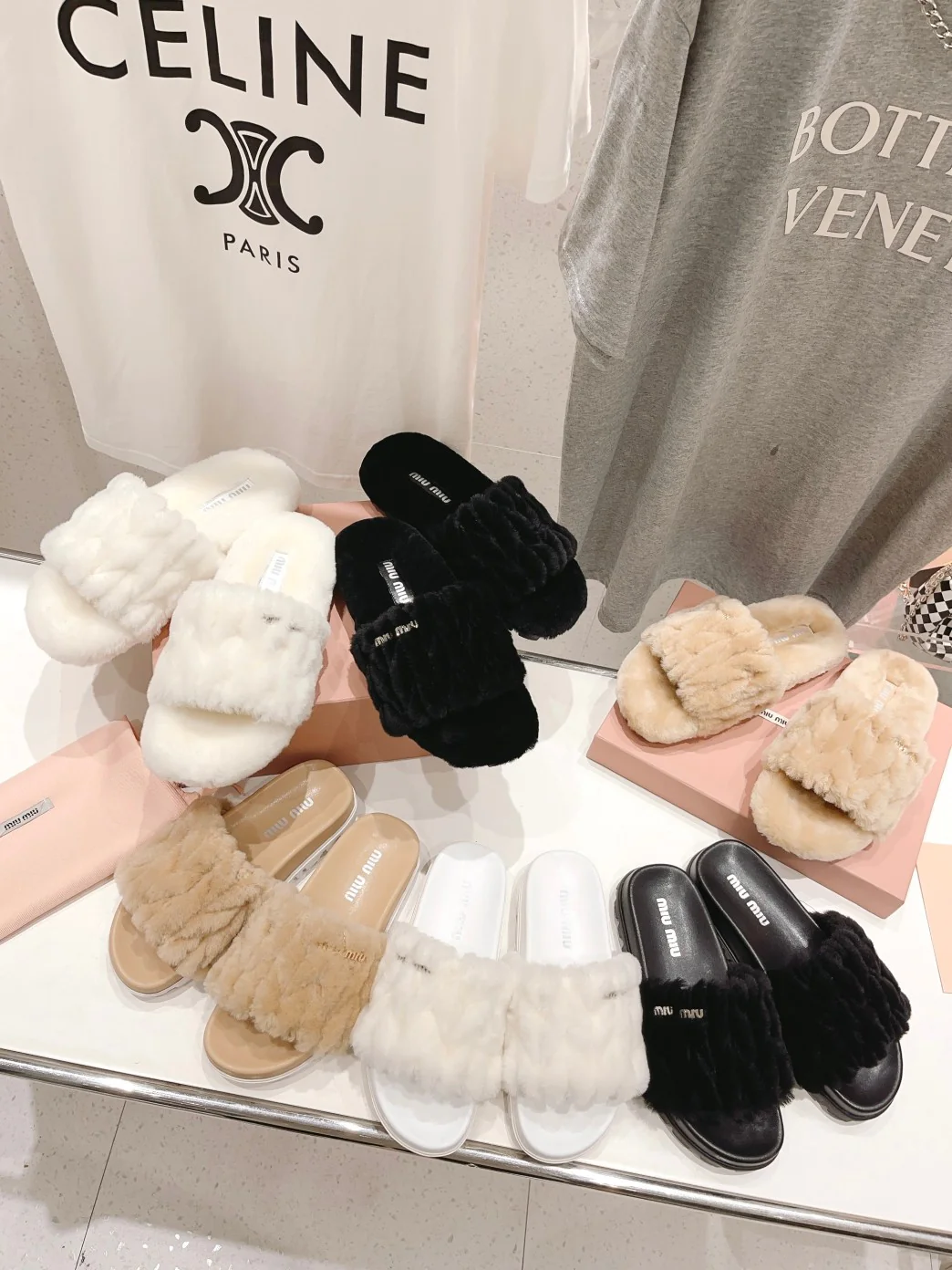 Новинка начала осени 2023 года от Miu Miu - Шелковые вышитые меховые тапочки - Полностью меховые, черные