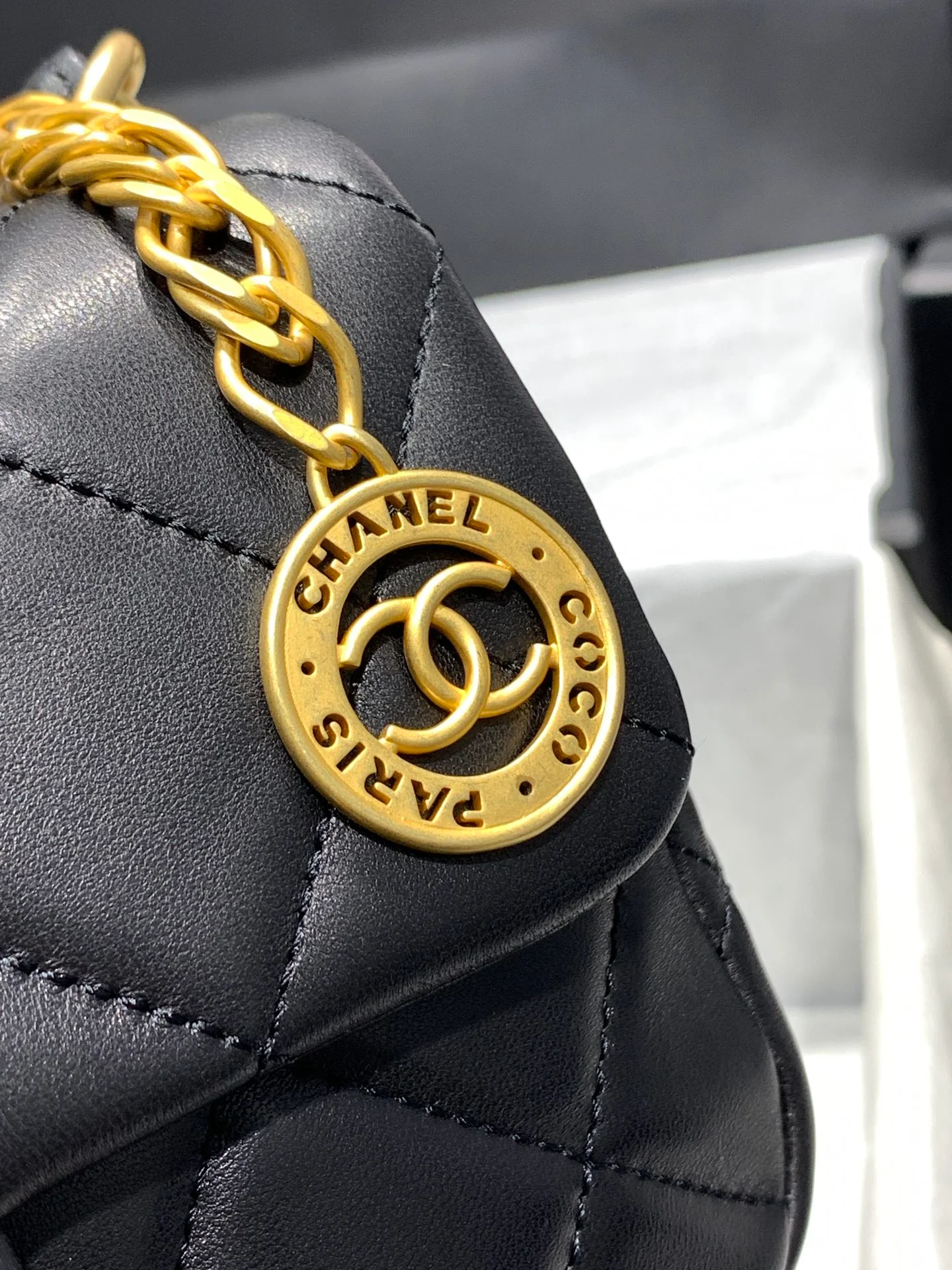 Новинка сезона весна/лето 2023 от Chanel - сумка Gold Coin CF - черная - 1