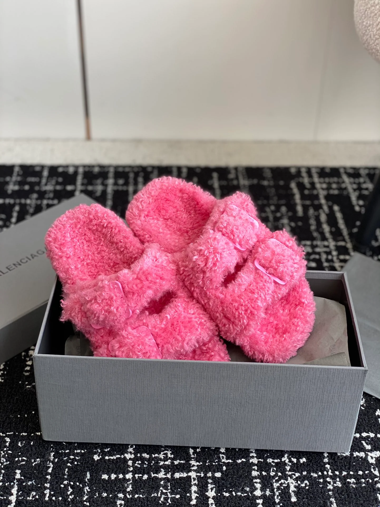 Новинка сезона осень/зима 2023 от Balenciaga - Меховые тапочки - Розовые с пряжкой