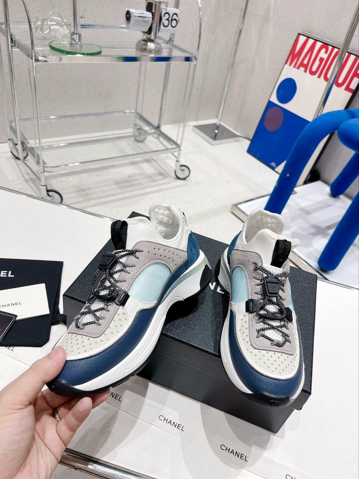 Кроссовки Chanel из лоскутков с показа осенне-зимней коллекции 2022 года.