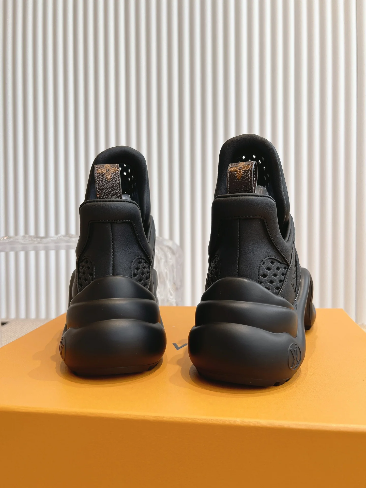 Повседневные туфли на платформе LV-2024 - черные