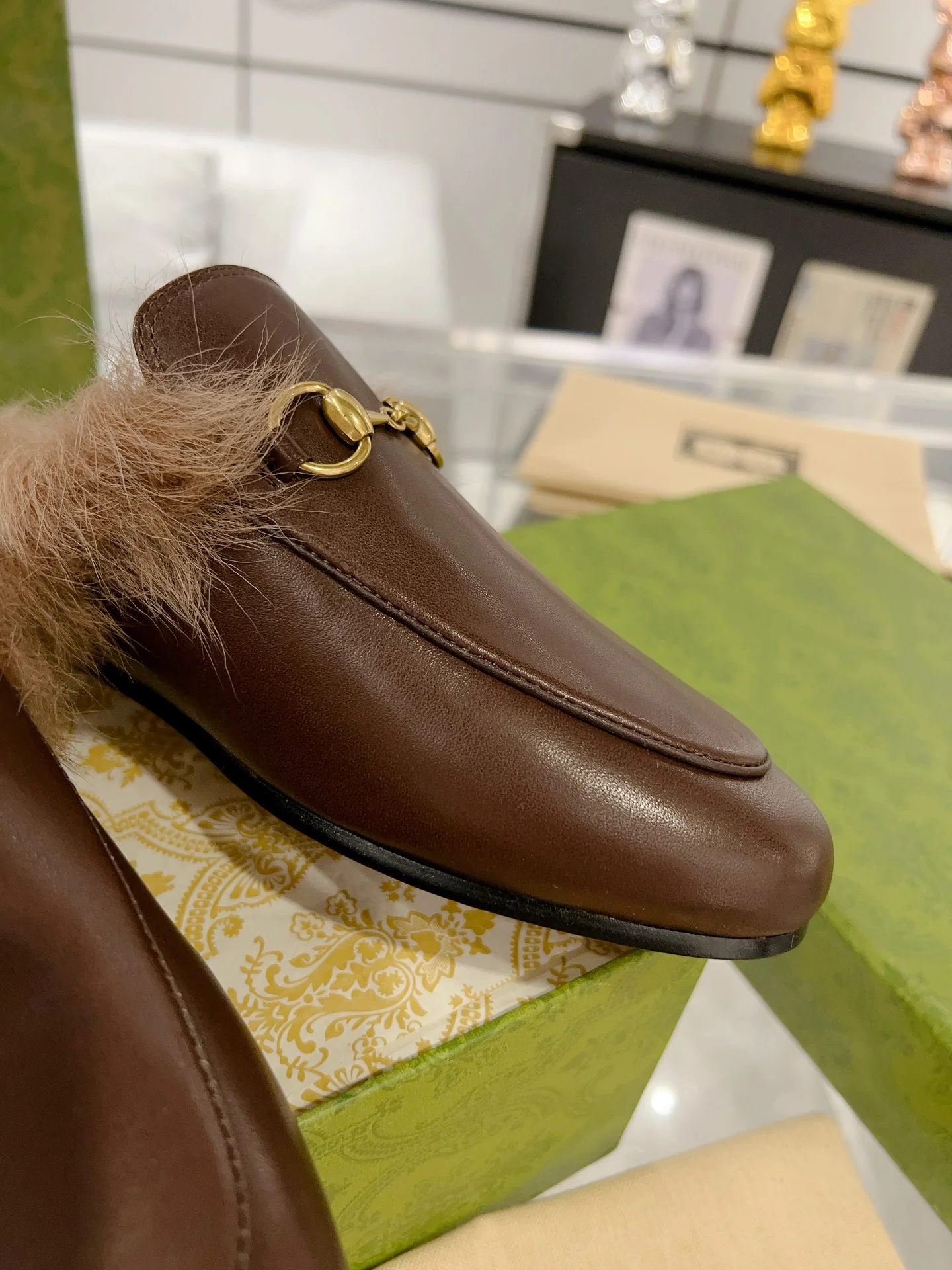 Новинка сезона осень/зима 2023 от Gucci - Тусклые тапочки с закрытым носком из тосканской шерсти - Коричневая кожа