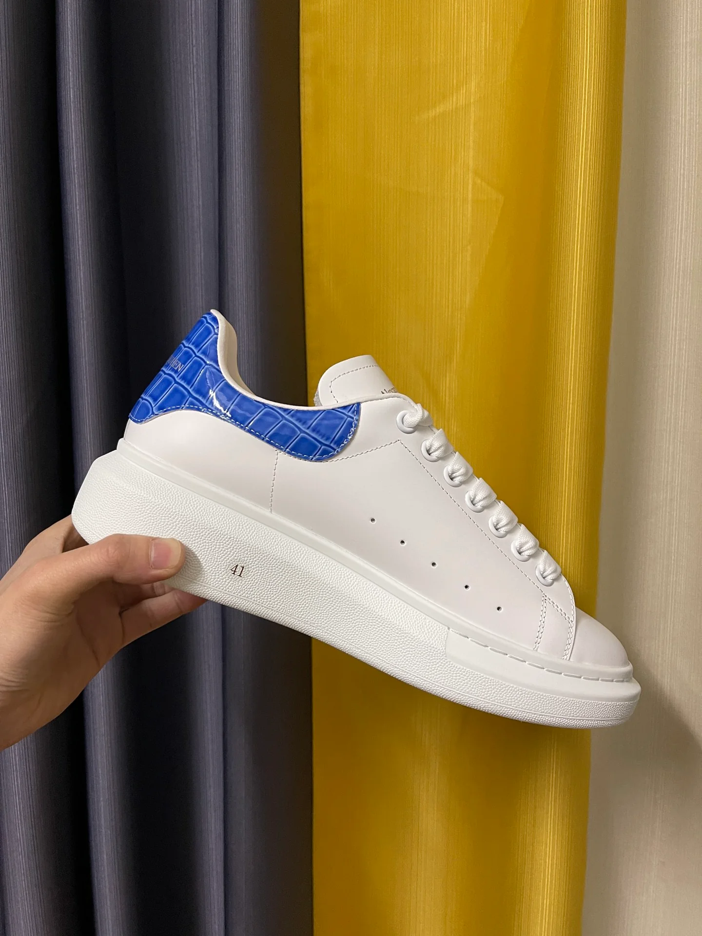 Классические белые кроссовки McQueen - унисекс - синяя лакированная кожа с текстурой 