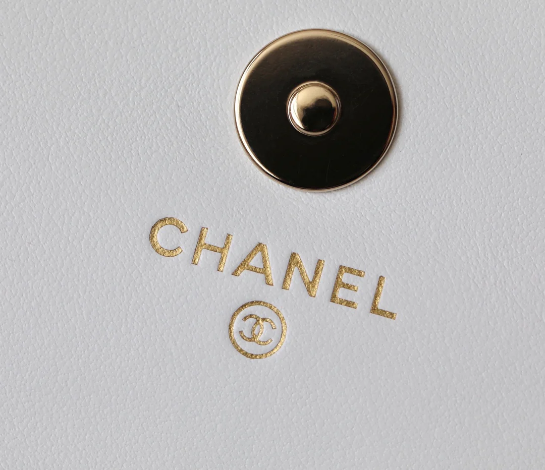 Маленькая сумочка Chanel с жемчужной цепочкой