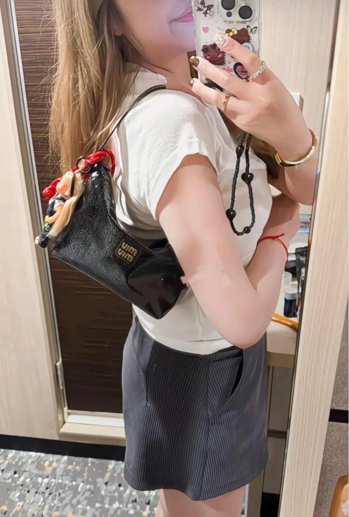 Косметичка/сумка для обеда Miu Miu из лакированной кожи — фото в действии.