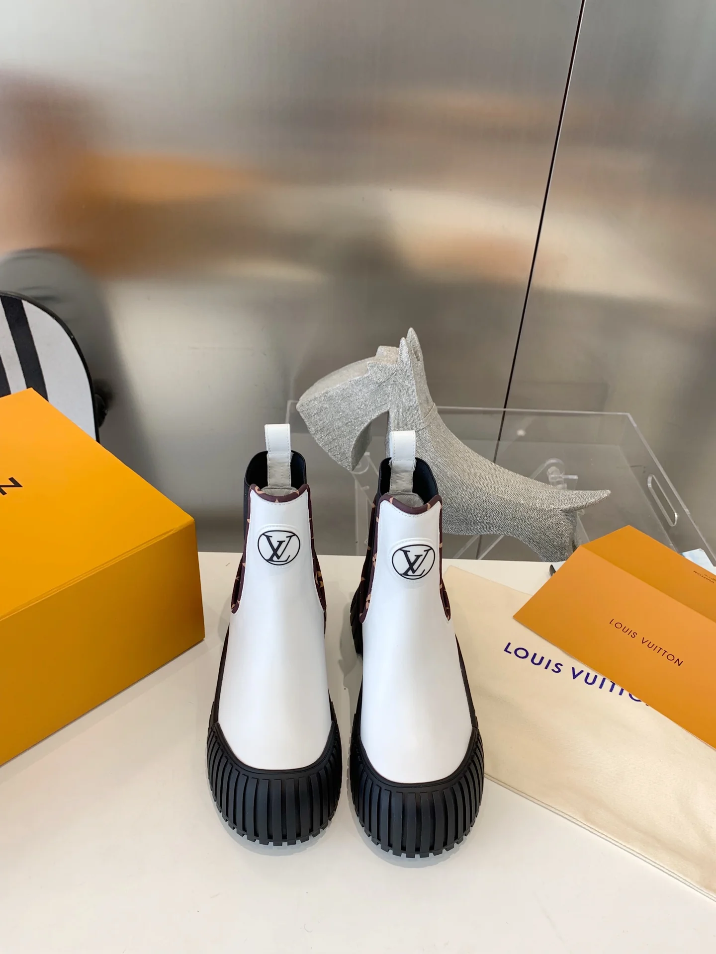LV - Новинка сезона осень/зима 2022 - Ботильоны Ruby - Белые