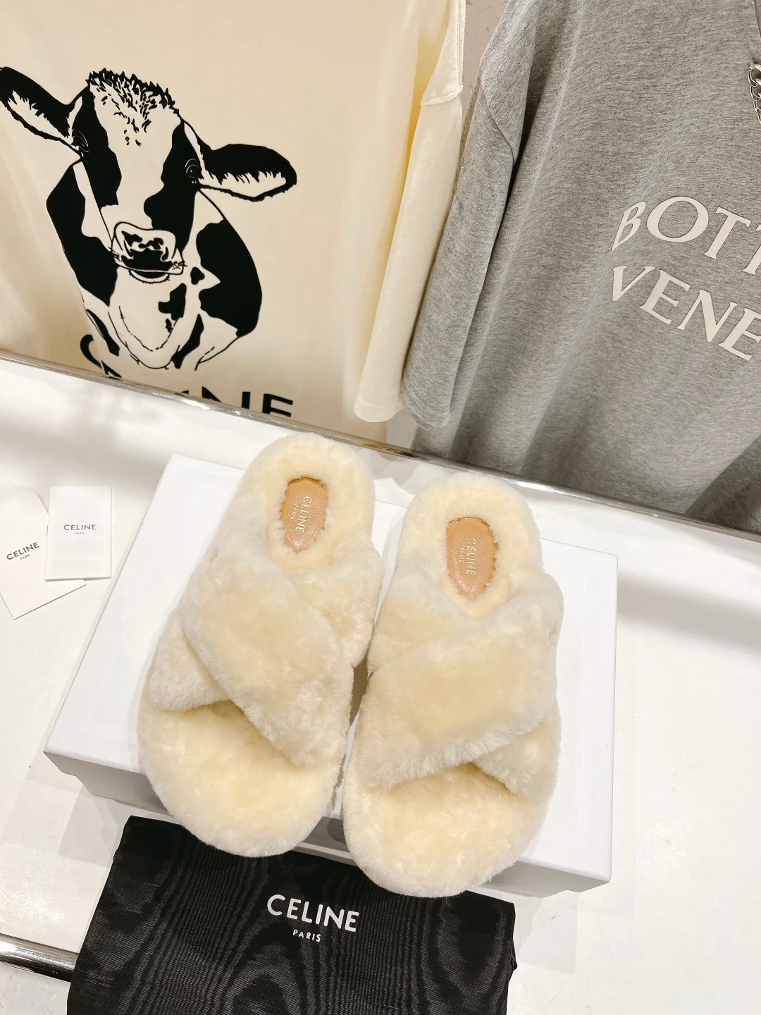 Новинка осенне-зимней коллекции Celine 2023 — Шерстяные тапочки — Модель с перекрестным креплением — Цвет ?слоновая кость?