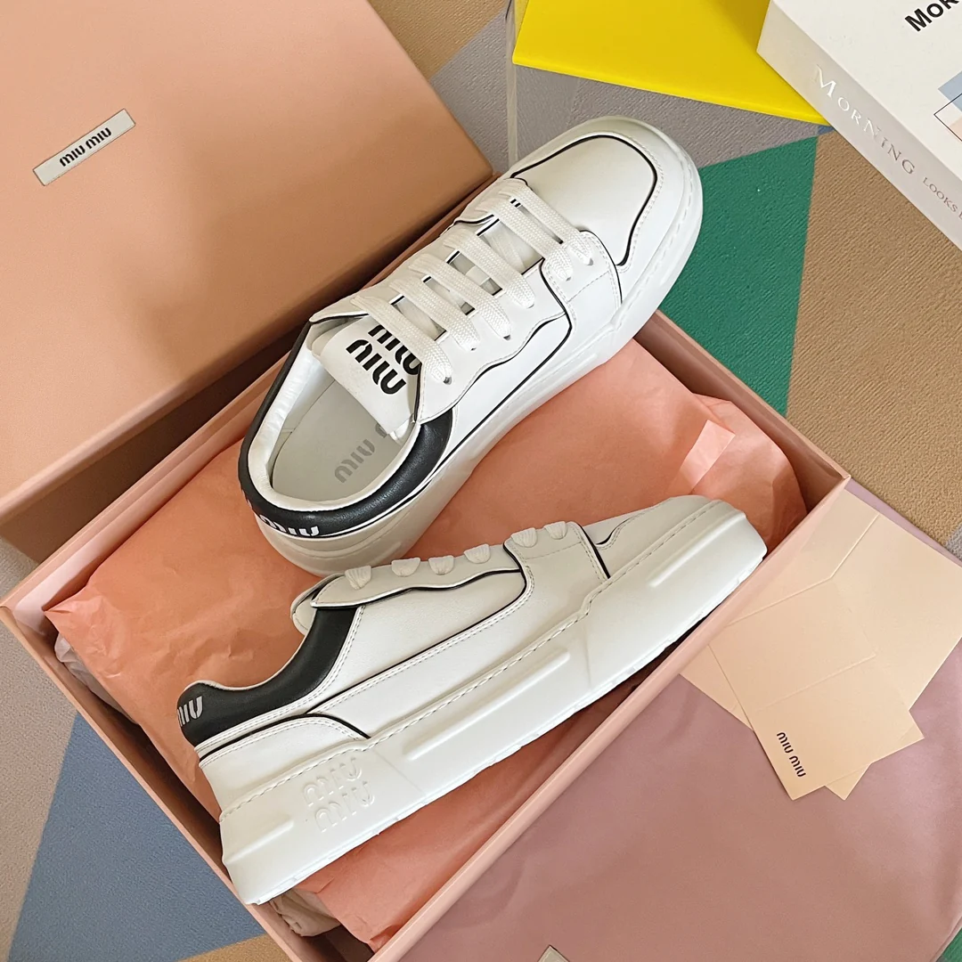 Новые поступления коллекции Miu Miu весна/лето 2023: ретро-кроссовки Dirty, белые кроссовки на платформе, черная отделка.
