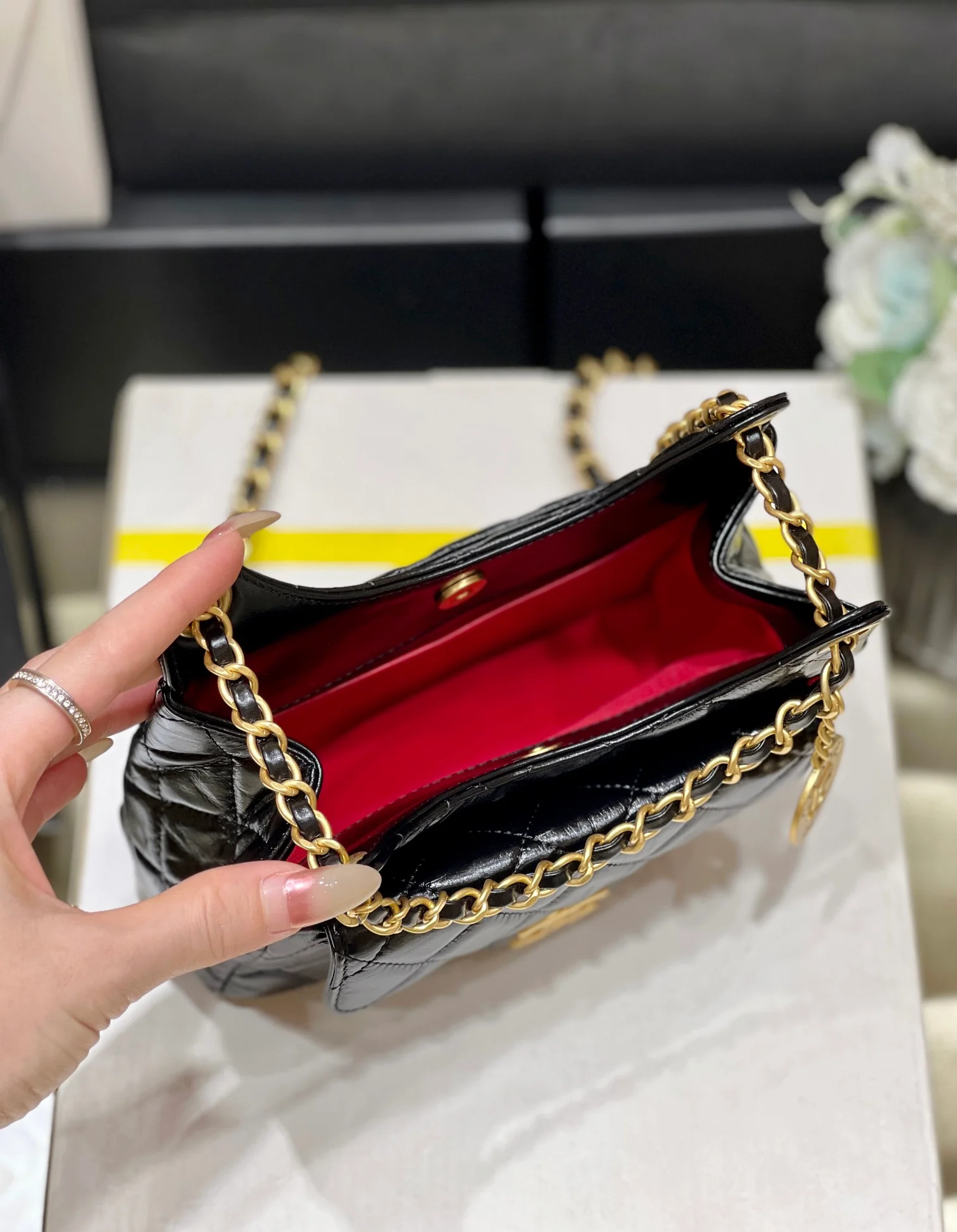 Сумка-хобо Chanel 23c из коллекции ?Ранняя весна? — черная кожа, обработанная маслом.