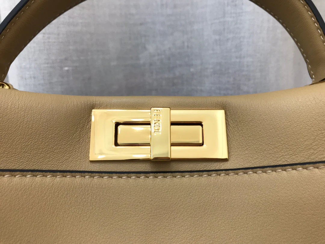Сумка Fendi Peekaboo Medium из абрикосовой кожи.