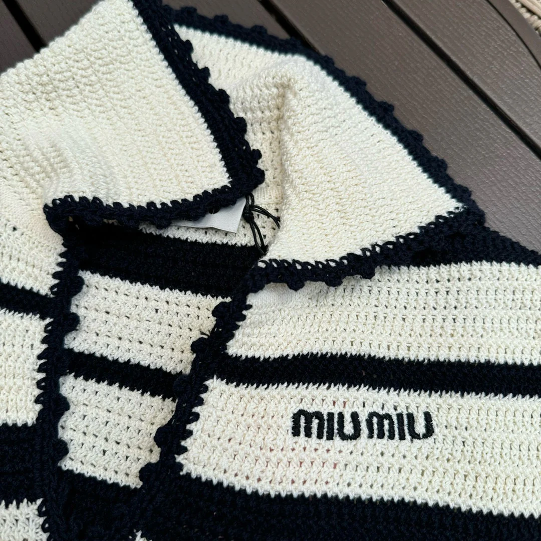 Miu Miu-2404-24 Новый весенний комплект в стиле преппи: поло и полосатый трикотаж