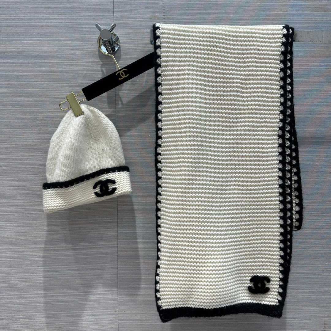 Новый шарф Chanel Double C с бахромой по краю, коллекция осень/зима 2023, белый.