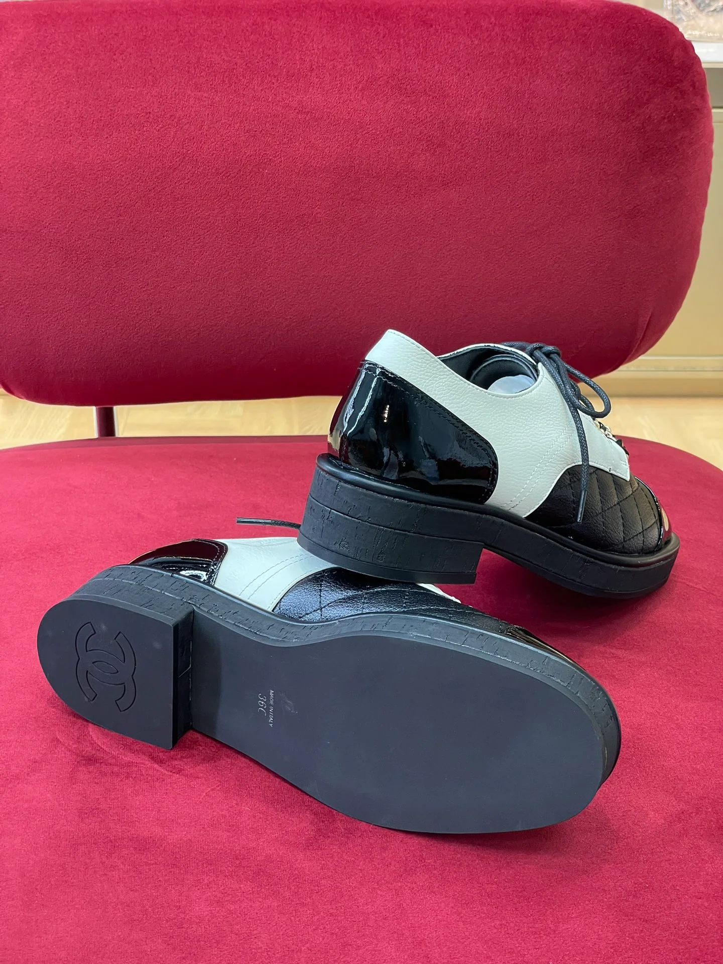 Кожаные туфли Chanel с цепочками — белые и черные