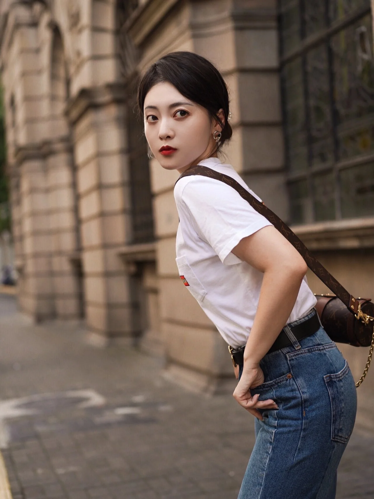 m57835-LV-papillon-trunk-round shoulder bag