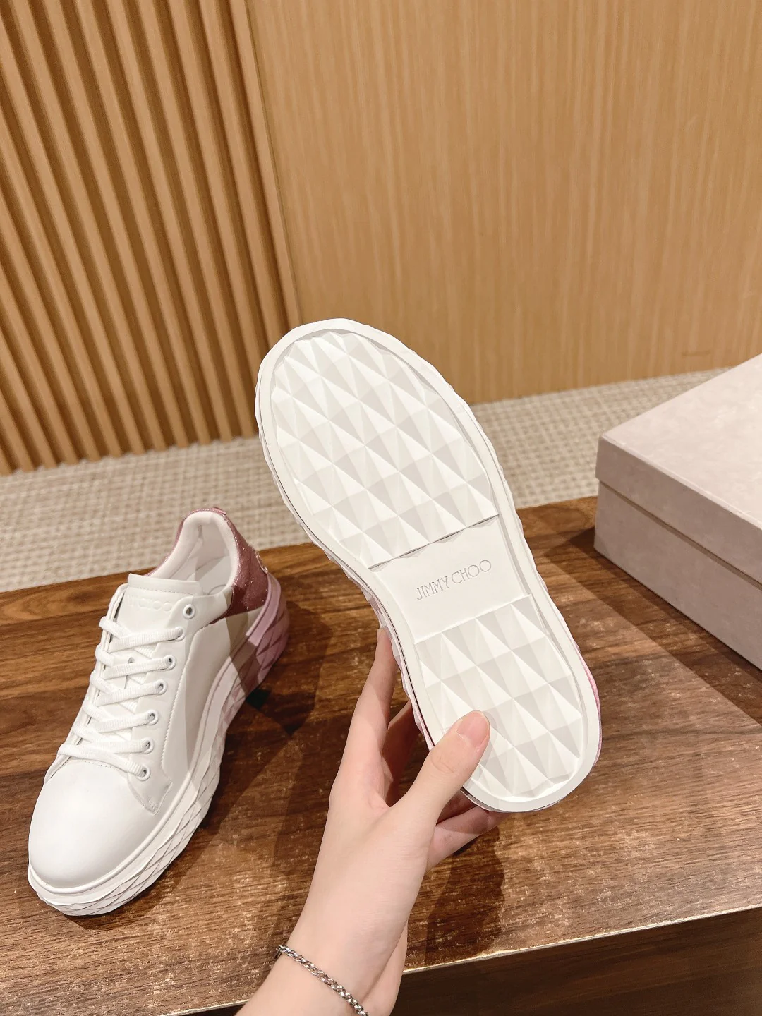 Обувь марки JC - повседневная модель 2024 года - розовая.