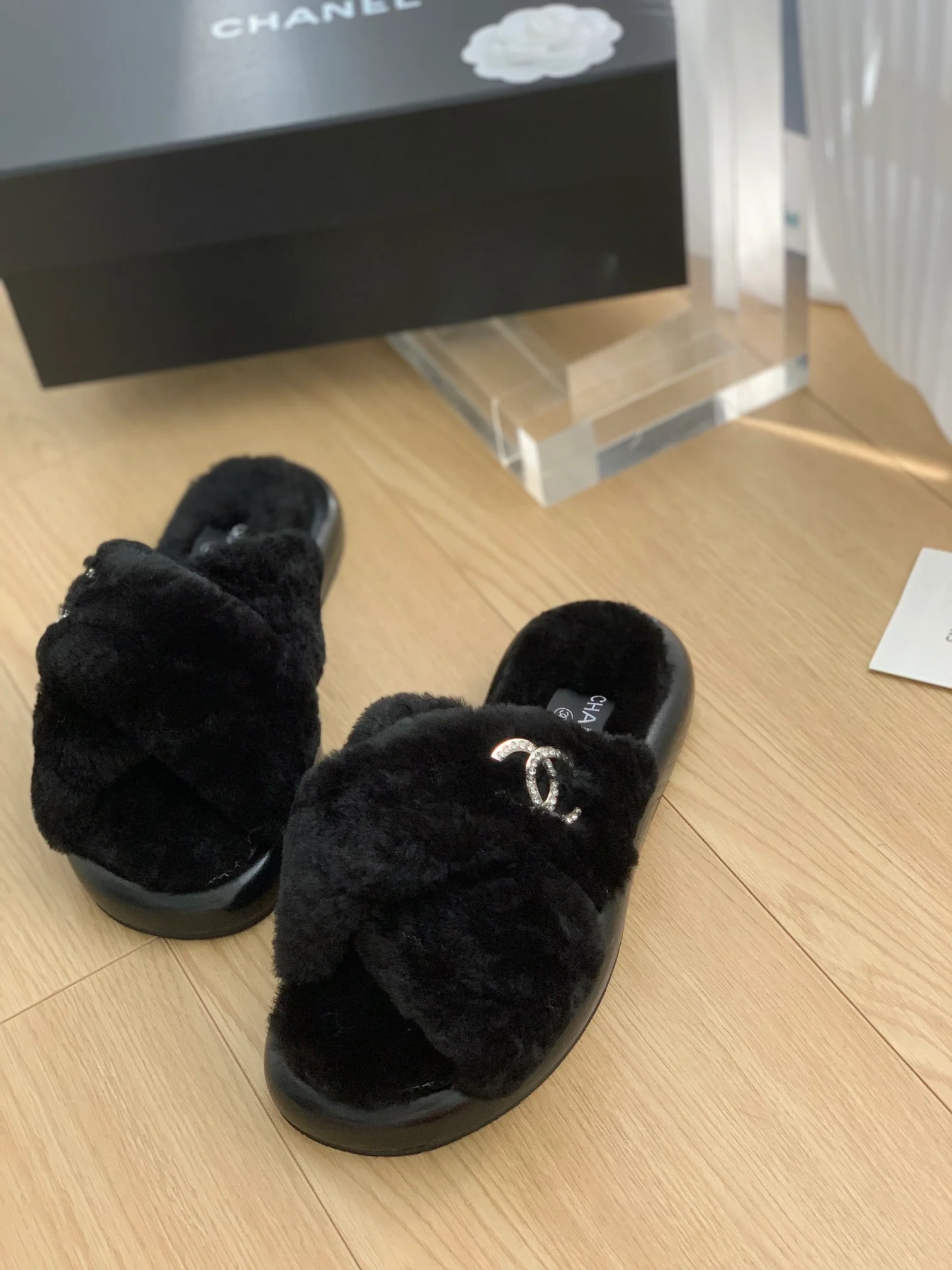 Новинка сезона осень/зима 2023 от Chanel - Классические меховые тапочки с двойной буквой С - Черные