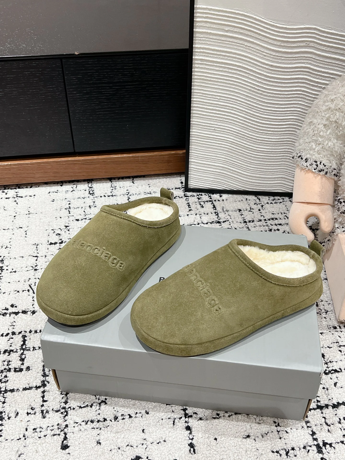 Меховые тапочки Balenciaga 2024 - зеленые