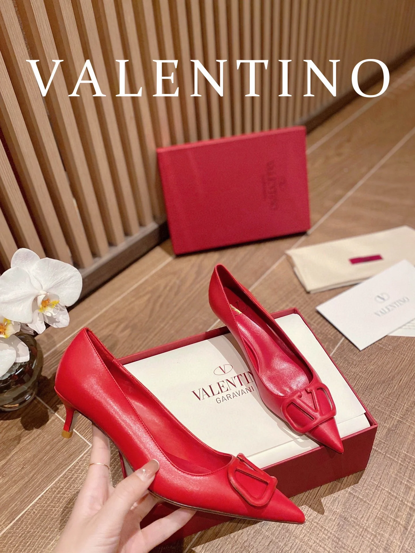 Кожаные туфли Valentino на V-образном каблуке с пряжкой — красные